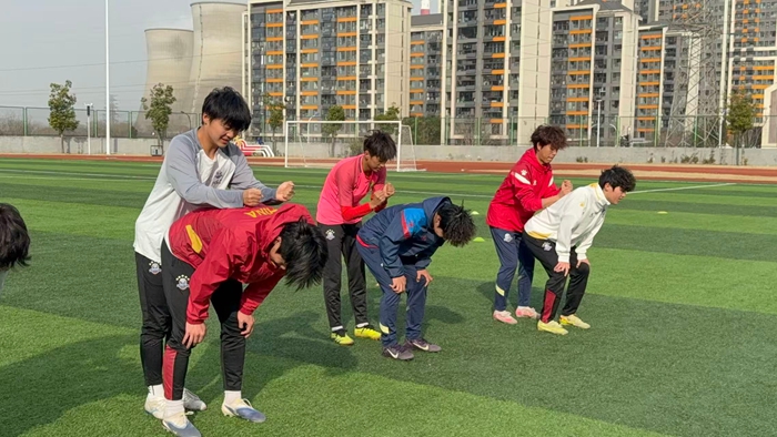 2.24-2冬训队员正在进行放松活动.jpg